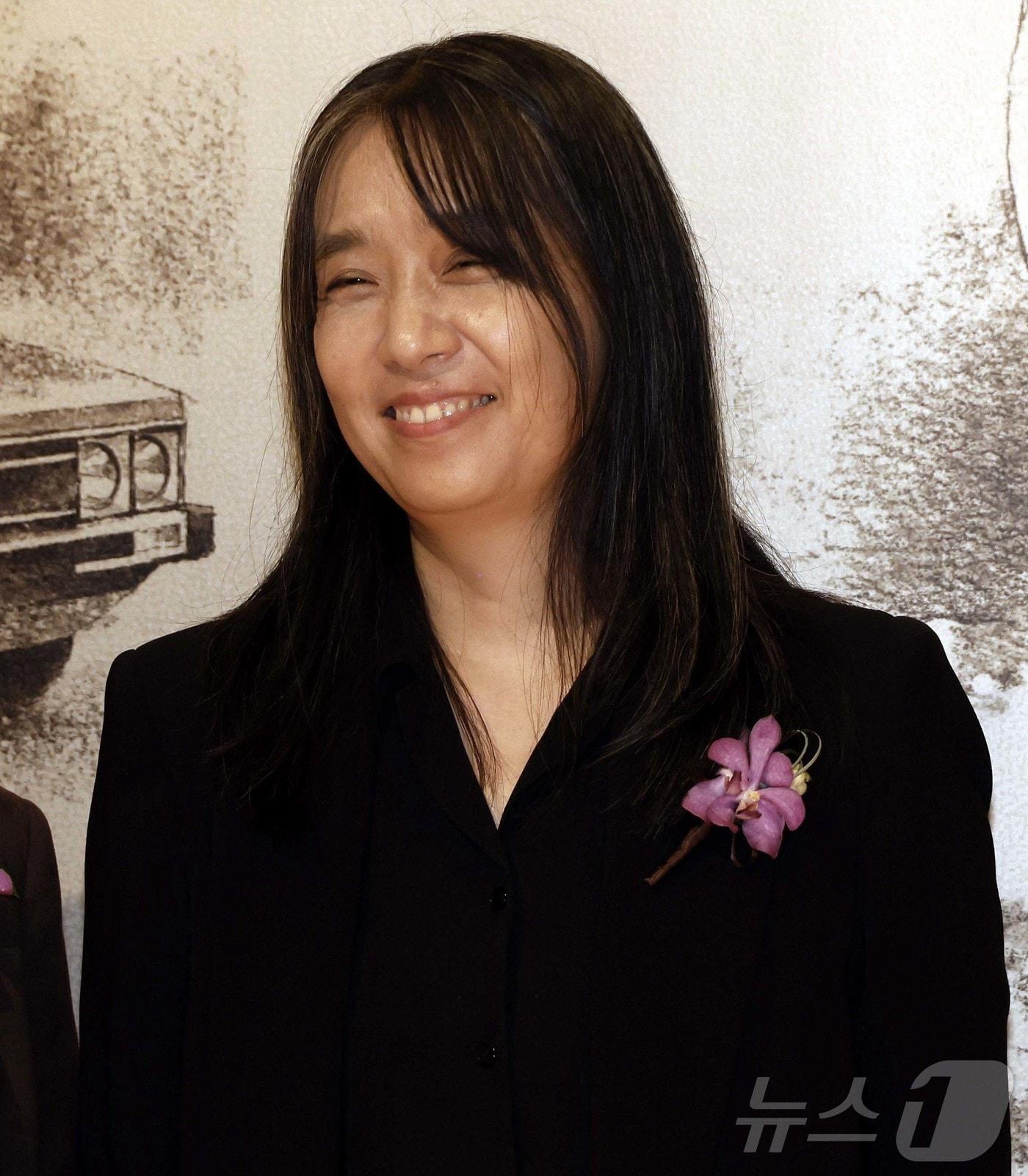 본문 이미지 - 한국인 최초로 노벨문학상을 수상한 한강 작가가 17일 오후 서울 강남구 아이파크타워에서 열린 제18회 포니정 혁신상 시상식에 참석하고 있다. HDC그룹의 비영리재단인 포니정재단은 한강이 노벨문학상 수상자로 선정되기 전인 지난 9월, 제18회 포니정 혁신상의 주인공으로 한강을 선택했다. 2024.10.17/뉴스1 ⓒ News1 사진공동취재단