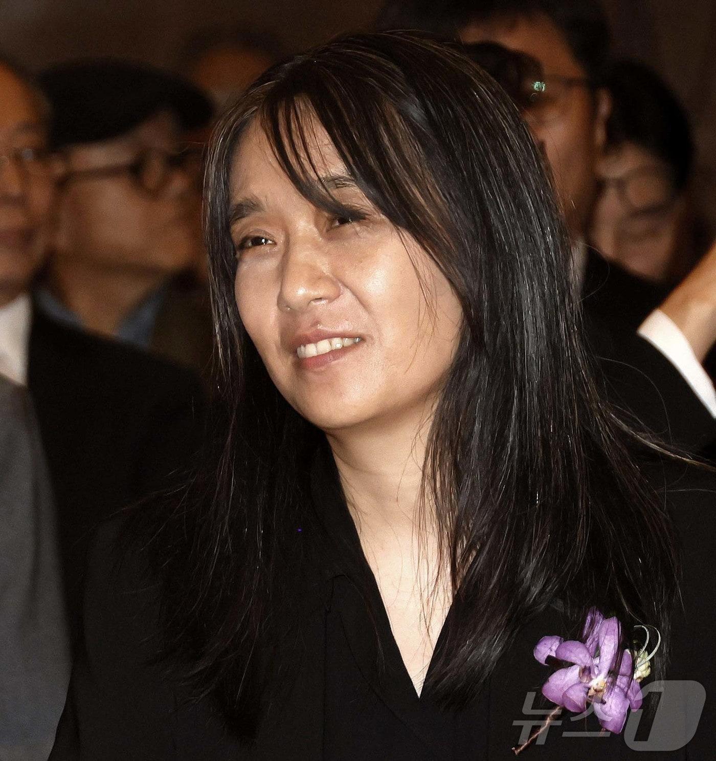 본문 이미지 - 한국인 최초로 노벨문학상을 수상한 한강 작가가 17일 오후 서울 강남구 아이파크타워에서 열린 제18회 포니정 혁신상 시상식에 참석하고 있다. HDC그룹의 비영리재단인 포니정재단은 한강이 노벨문학상 수상자로 선정되기 전인 지난 9월, 제18회 포니정 혁신상의 주인공으로 한강을 선택했다. 2024.10.17/뉴스1 ⓒ News1 사진공동취재단