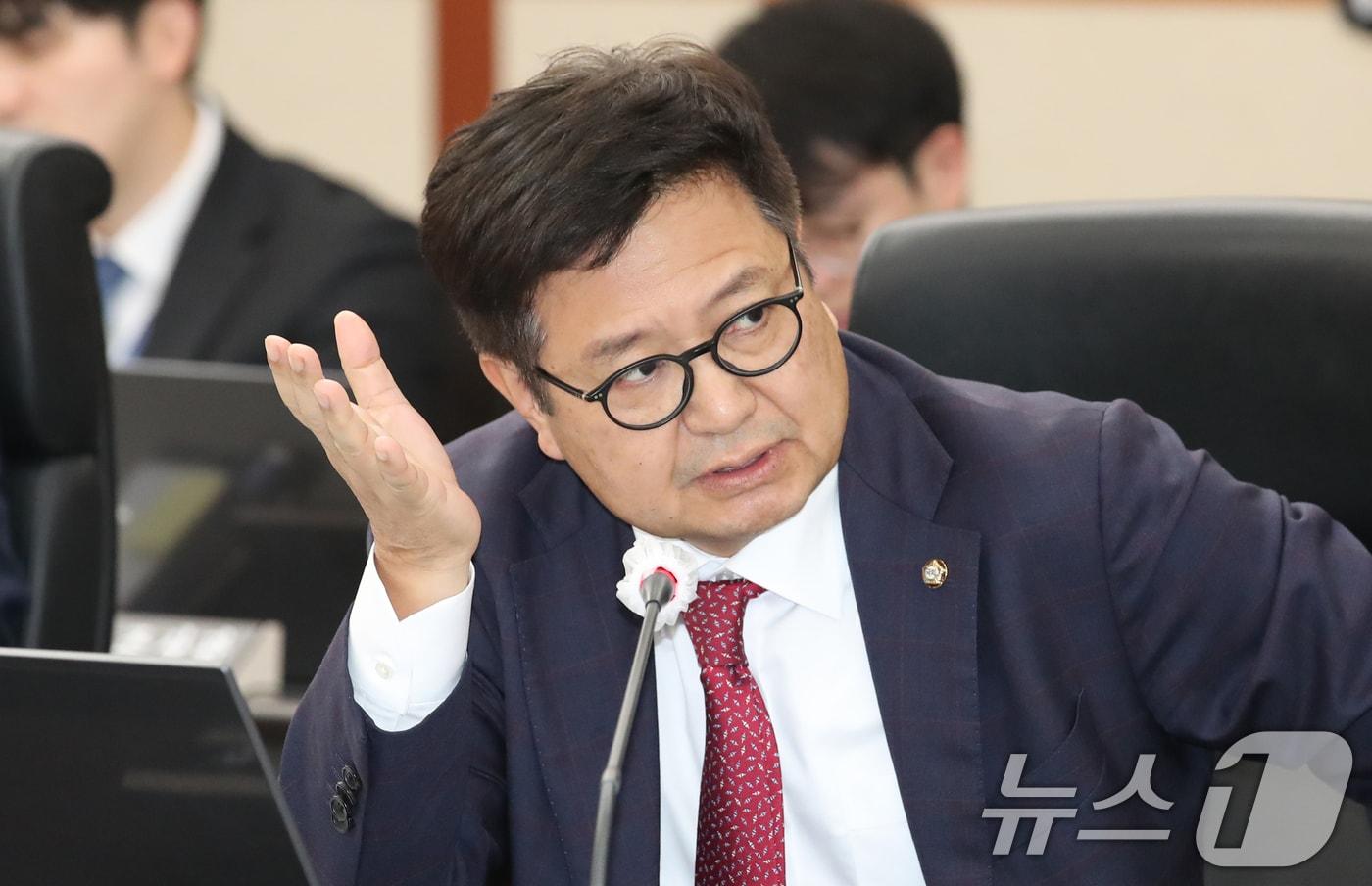 김장겸 국민의힘 위원이 17일 대전 한국과학기술원&#40;KAIST&#41;에서 열린 국회 과학기술정보방송통신위원회 국정감사에서 질의하고 있다. 2024.10.17/뉴스1 ⓒ News1 김기태 기자