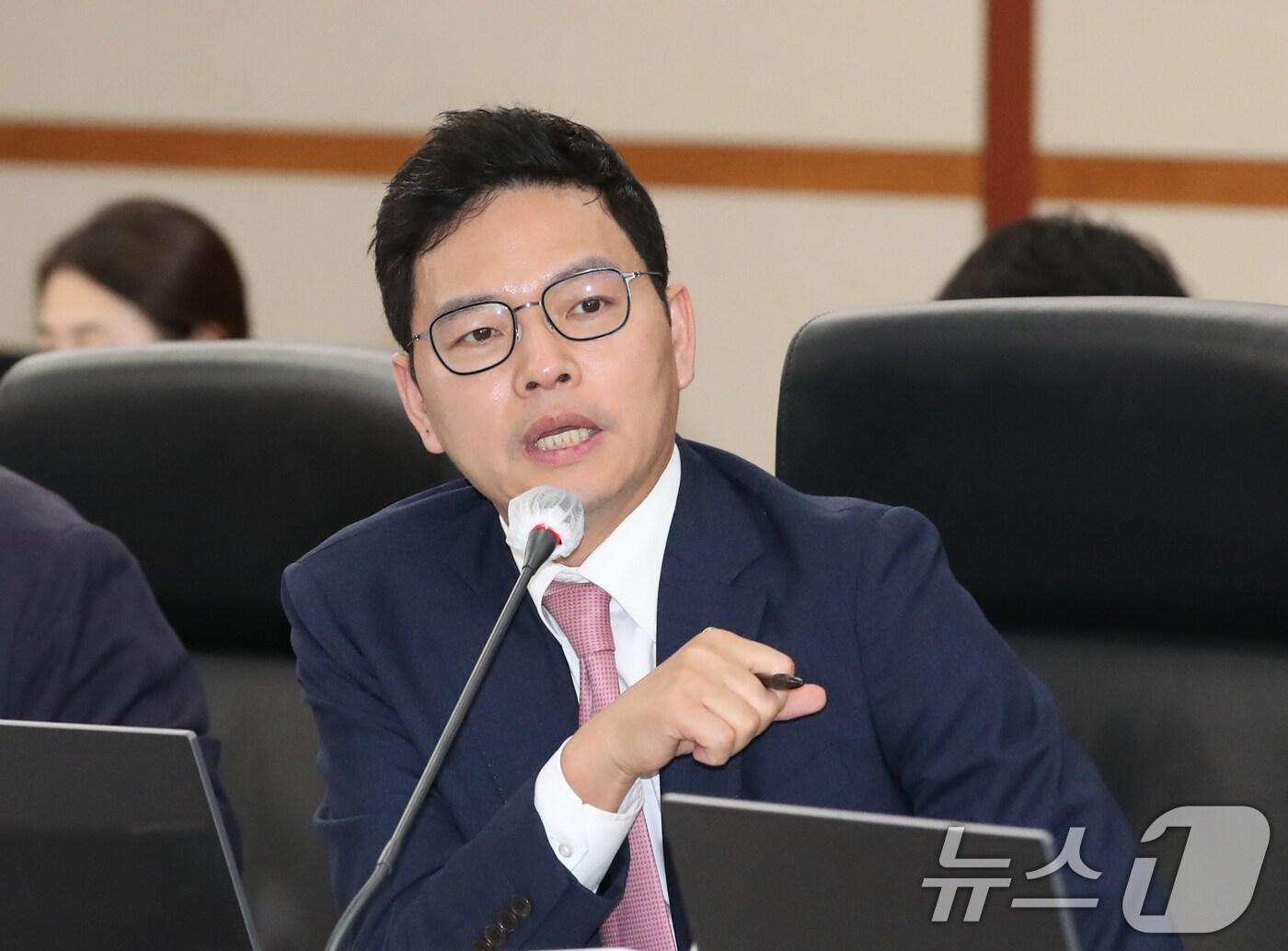 본문 이미지 - 박정훈 국민의힘 위원이 17일 대전 한국과학기술원&#40;KAIST&#41;에서 열린 국회 과학기술정보방송통신위원회 국정감사에서 질의하고 있다. 2024.10.17/뉴스1 ⓒ News1 김기태 기자