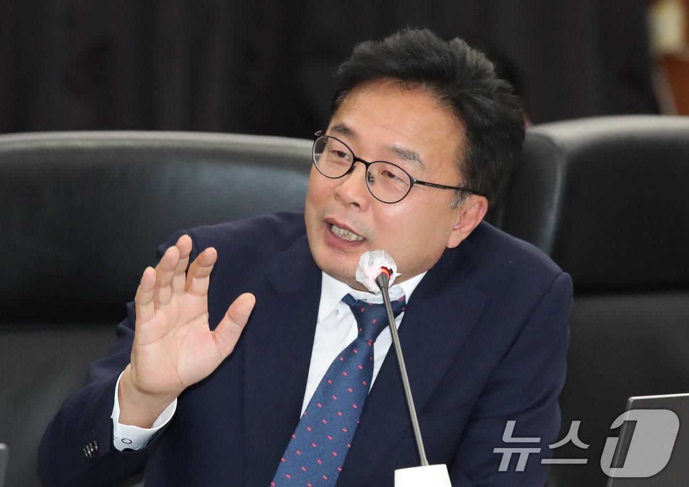 김우영 더불어민주당 의원이 17일 대전 한국과학기술원(KAIST)에서 열린 국회 과학기술정보방송통신위원회 국정감사에서 질의하고 있다. 2024.10.17/뉴스1 ⓒ News1 김기태 기자