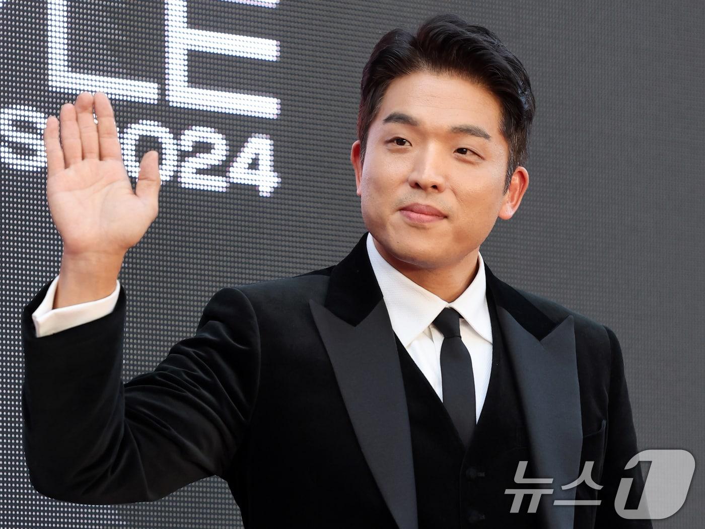 본문 이미지 - 셰프 안성재가 17일 오후 서울 성동구 성수동 에스팩토리에서 열린 '엘르 스타일 어워즈'에서 포즈를 취하고 있다. 2024.10.17/뉴스1 ⓒ News1 황기선 기자