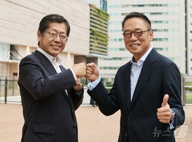 본문 이미지 - 정태영 현대카드 부회장(오른쪽)과 오니시 유키히코 SMCC 사장이 16일 오후 일본 도쿄 SMCC 사옥에서 조인식을 마치고 기념 사진을 촬영하고 있다/사진제공=현대카드