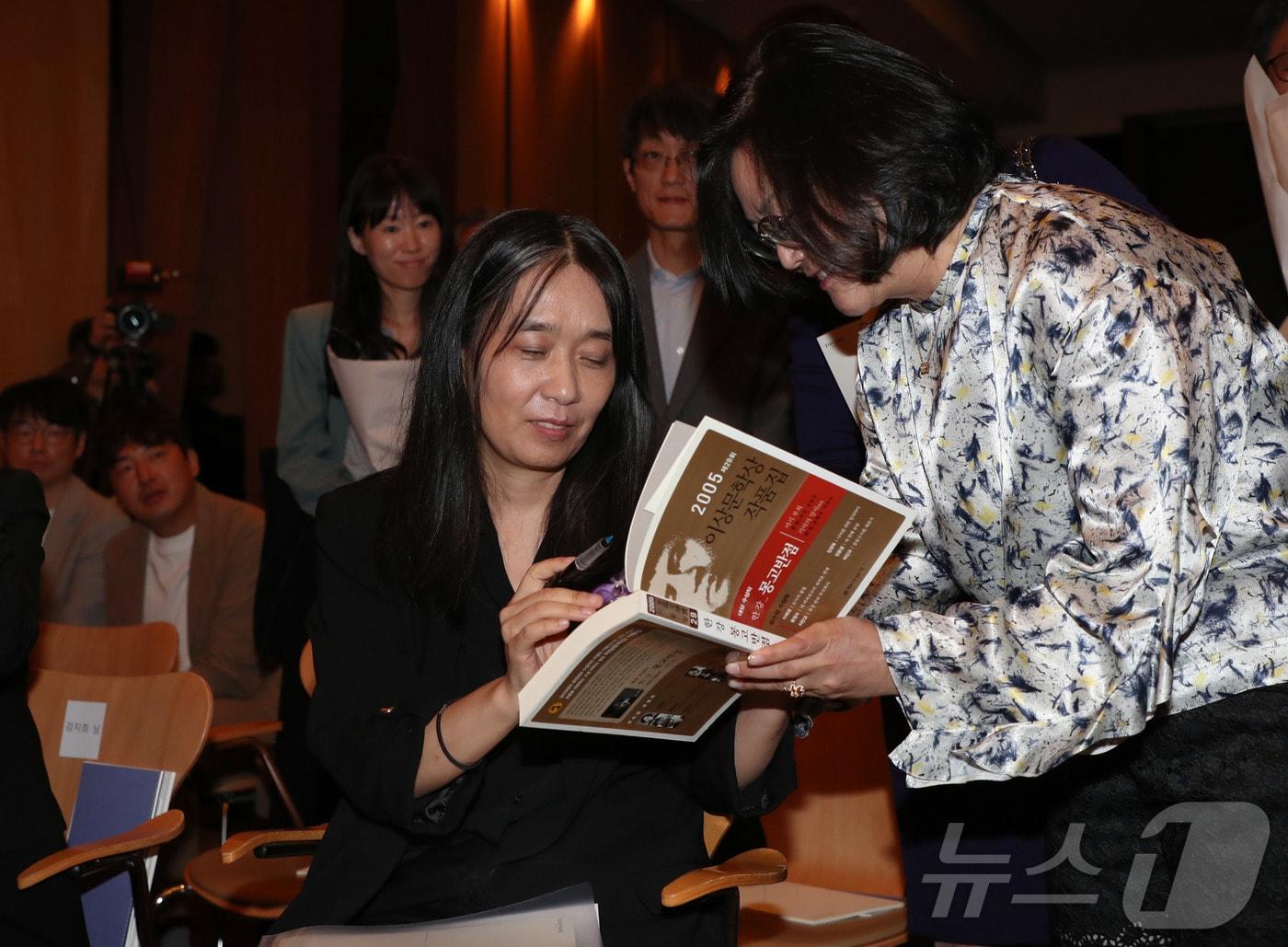 본문 이미지 - 2024노벨문학상 수상 작가 한강이 10월 17일 오후 서울 삼성동 포니정홀에서 열린 &#39;2024 포니정 혁신상&#39; 시상식후 한 독자의 요청에 사인을 해주고 있다.&#40;사진공동취재단&#41;2024.10.17/뉴스1