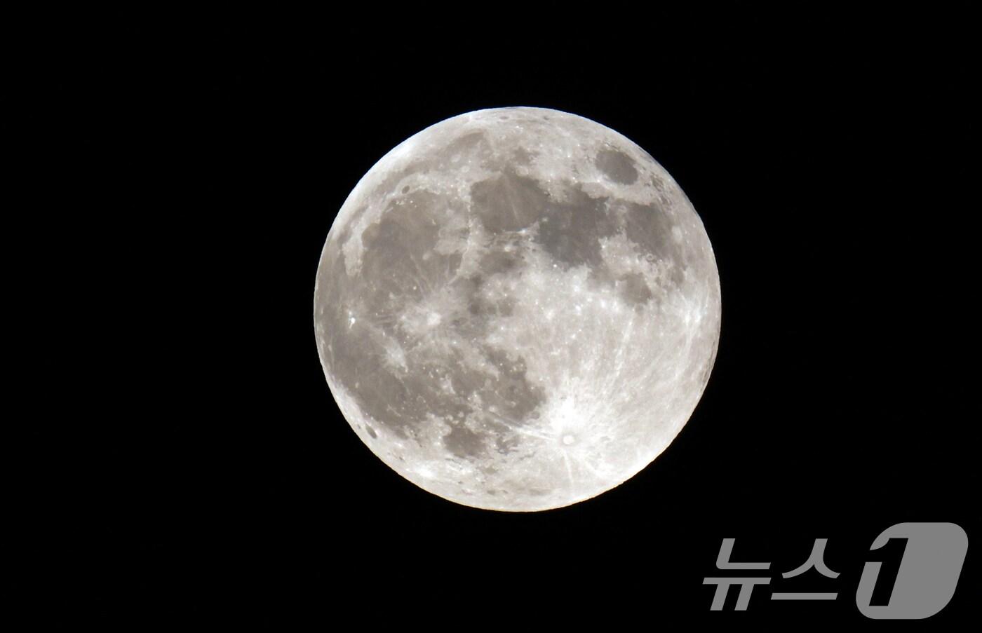 본문 이미지 - 보름달의 모습./뉴스1 ⓒ News1 김명섭 기자