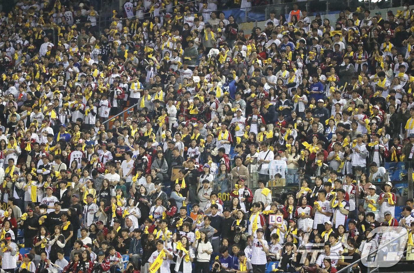 17일 오후 서울 송파구 잠실야구장에서 열린 프로야구 '2024 신한 SOL 뱅크 KBO 포스트시즌' 플레이오프 3차전 삼성 라이온즈와 LG 트윈스의 경기에서 야구팬들이 응원을 하고 있다. 2024.10.17/뉴스1 ⓒ News1 임세영 기자