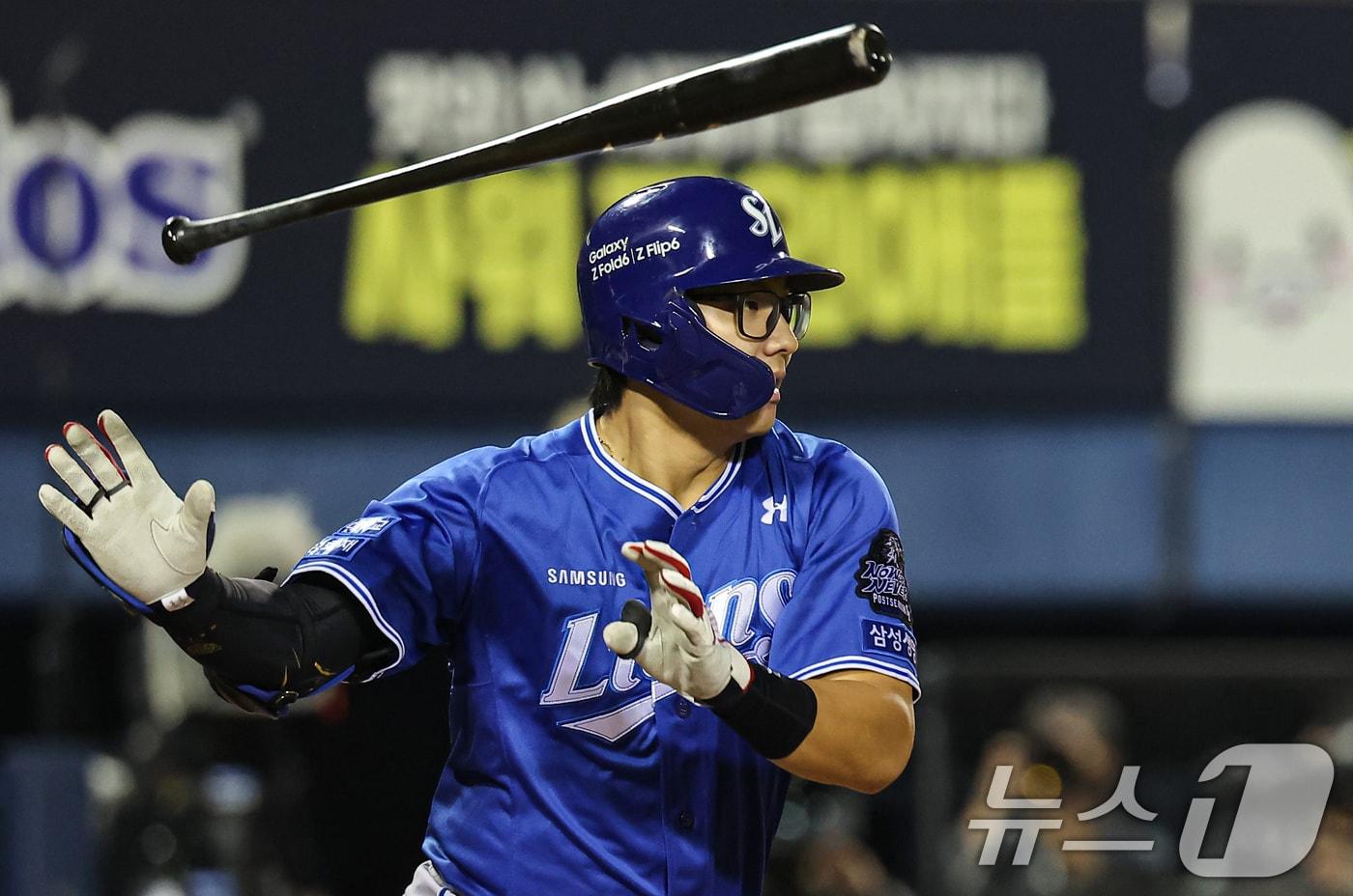 17일 오후 서울 송파구 잠실야구장에서 열린 프로야구 '2024 신한 SOL 뱅크 KBO 포스트시즌' 플레이오프 3차전 삼성 라이온즈와 LG 트윈스의 경기, 4회초 1사 주자없는 상황에서 삼성 윤정빈이 안타를 치고 있다. 2024.10.17/뉴스1 ⓒ News1 김도우 기자