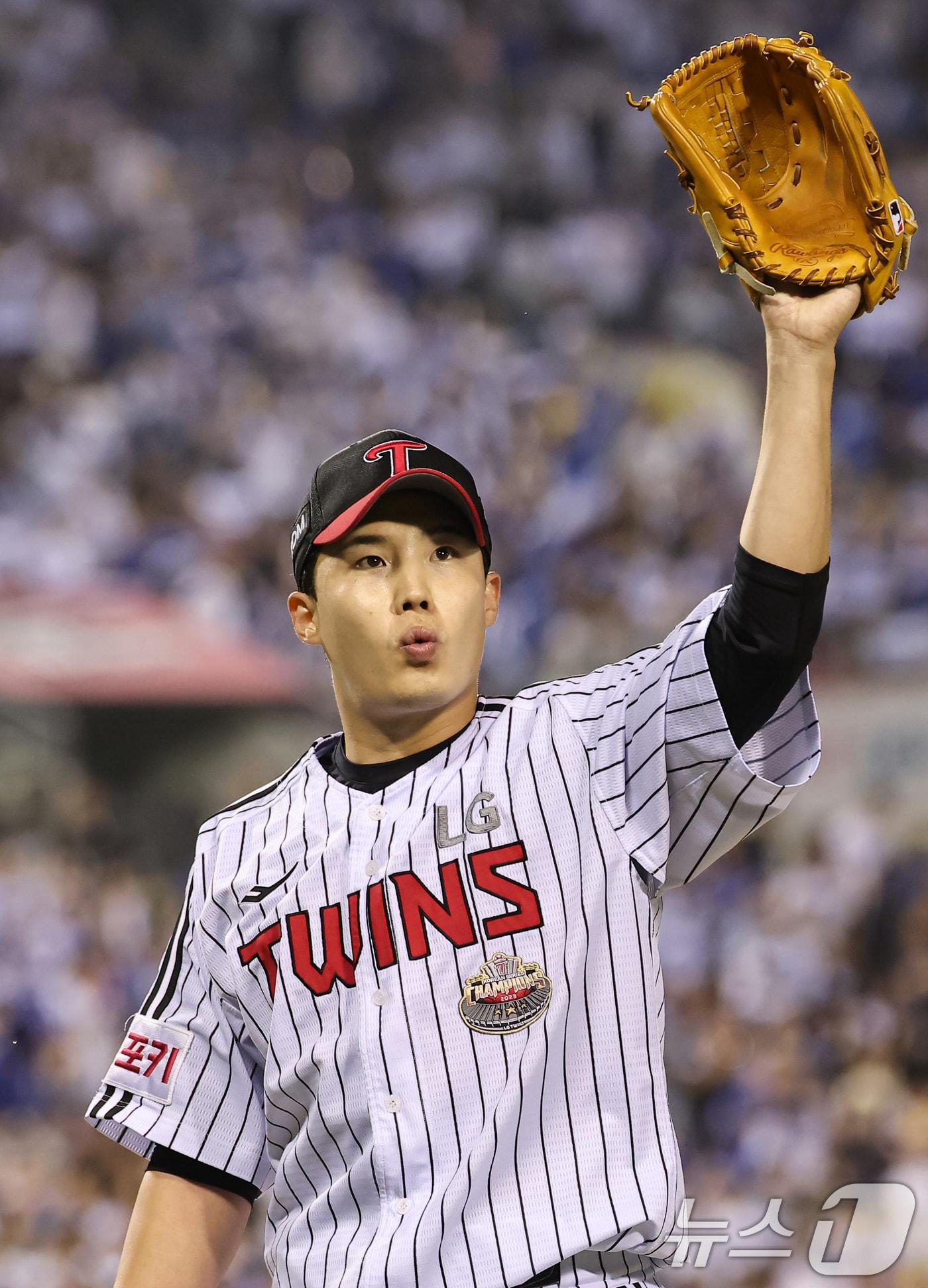 본문 이미지 - 17일 오후 서울 송파구 잠실야구장에서 열린 프로야구 '2024 신한 SOL 뱅크 KBO 포스트시즌' 플레이오프 3차전 삼성 라이온즈와 LG 트윈스의 경기, LG 선발투수 임찬규가 6회초 교체되며 관중에게 인사하고 있다. 2024.10.17/뉴스1 ⓒ News1 김도우 기자