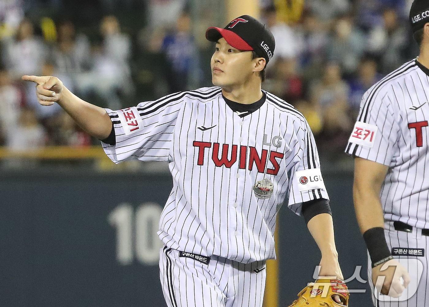 본문 이미지 - 17일 오후 서울 송파구 잠실야구장에서 열린 프로야구 '2024 신한 SOL 뱅크 KBO 포스트시즌' 플레이오프 3차전 삼성 라이온즈와 LG 트윈스의 경기 6회초 1사 주자 없는 상황 LG 임찬규가 마운드를 내려가며 세리머니를 하고 있다. 2024.10.17/뉴스1 ⓒ News1 임세영 기자