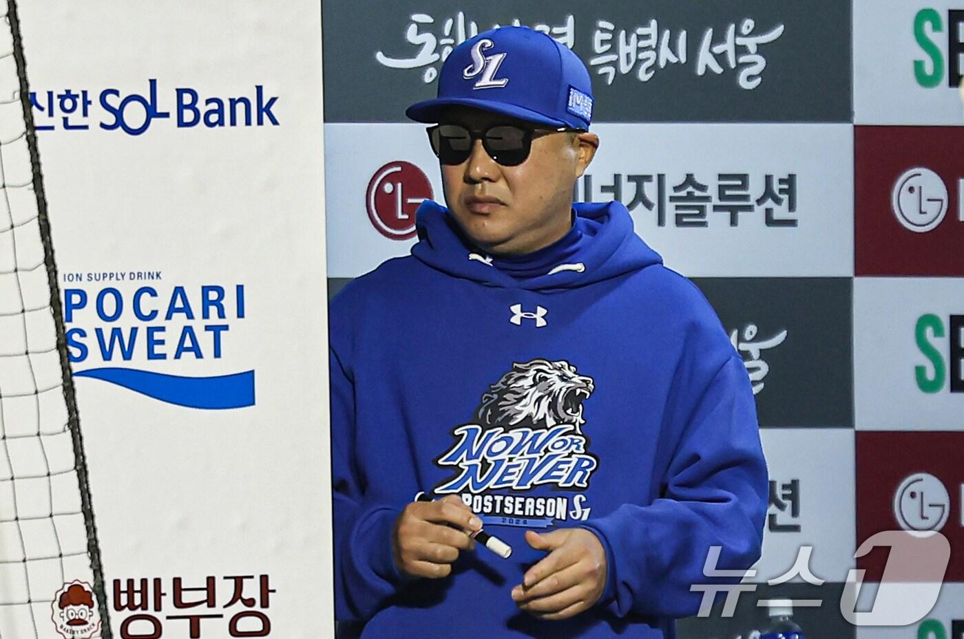 본문 이미지 - 17일 오후 서울 송파구 잠실야구장에서 열린 프로야구 '2024 신한 SOL 뱅크 KBO 포스트시즌' 플레이오프 3차전 삼성 라이온즈와 LG 트윈스의 경기, 삼성 박진만 감독이 경기를 지켜보고 있다. 2024.10.17/뉴스1 ⓒ News1 김도우 기자