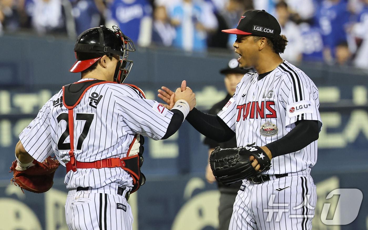 본문 이미지 - 17일 오후 서울 송파구 잠실야구장에서 열린 프로야구 '2024 신한 SOL 뱅크 KBO 포스트시즌' 플레이오프 3차전 삼성 라이온즈와 LG 트윈스의 경기, LG 에르난데스가 9회초를 무실점으로 마무리 후 포수 박동원과 기쁨을 나누고 있다. 2024.10.17/뉴스1 ⓒ News1 김도우 기자