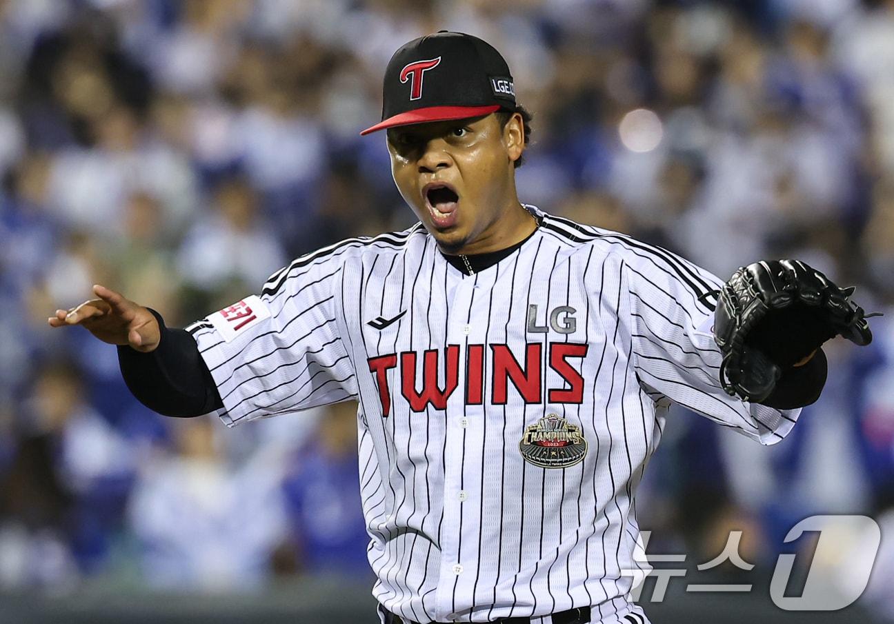 본문 이미지 - 17일 오후 서울 송파구 잠실야구장에서 열린 프로야구 &#39;2024 신한 SOL 뱅크 KBO 포스트시즌&#39; 플레이오프 3차전 삼성 라이온즈와 LG 트윈스의 경기, LG 에르난데스가 9회초를 무실점으로 마무리 후 포효하고 있다. 2024.10.17/뉴스1 ⓒ News1 김도우 기자