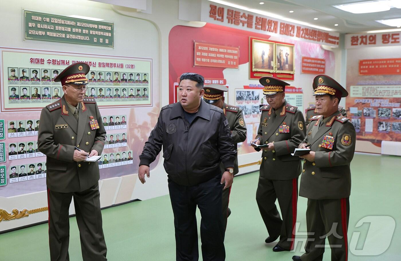 북한 노동당 기관지 노동신문은 18일 김정은 당 총비서가 17일 남북 접경부대 중 하나인 조선인민군 제2군단 지휘부를 방문했다고 보도했다. 이날 김 총비서는 "우리 군대는 대한민국이 타국이며 명백한 적국이라는 엄연한 사실을 다시 한번 똑바로 새겨야 한다＂고 강조했다고 신문은 전했다. [국내에서만 사용가능. 재배포 금지. DB 금지. For Use Only in the Republic of Korea. Redistribution Prohibited] rodongphoto@news1.kr