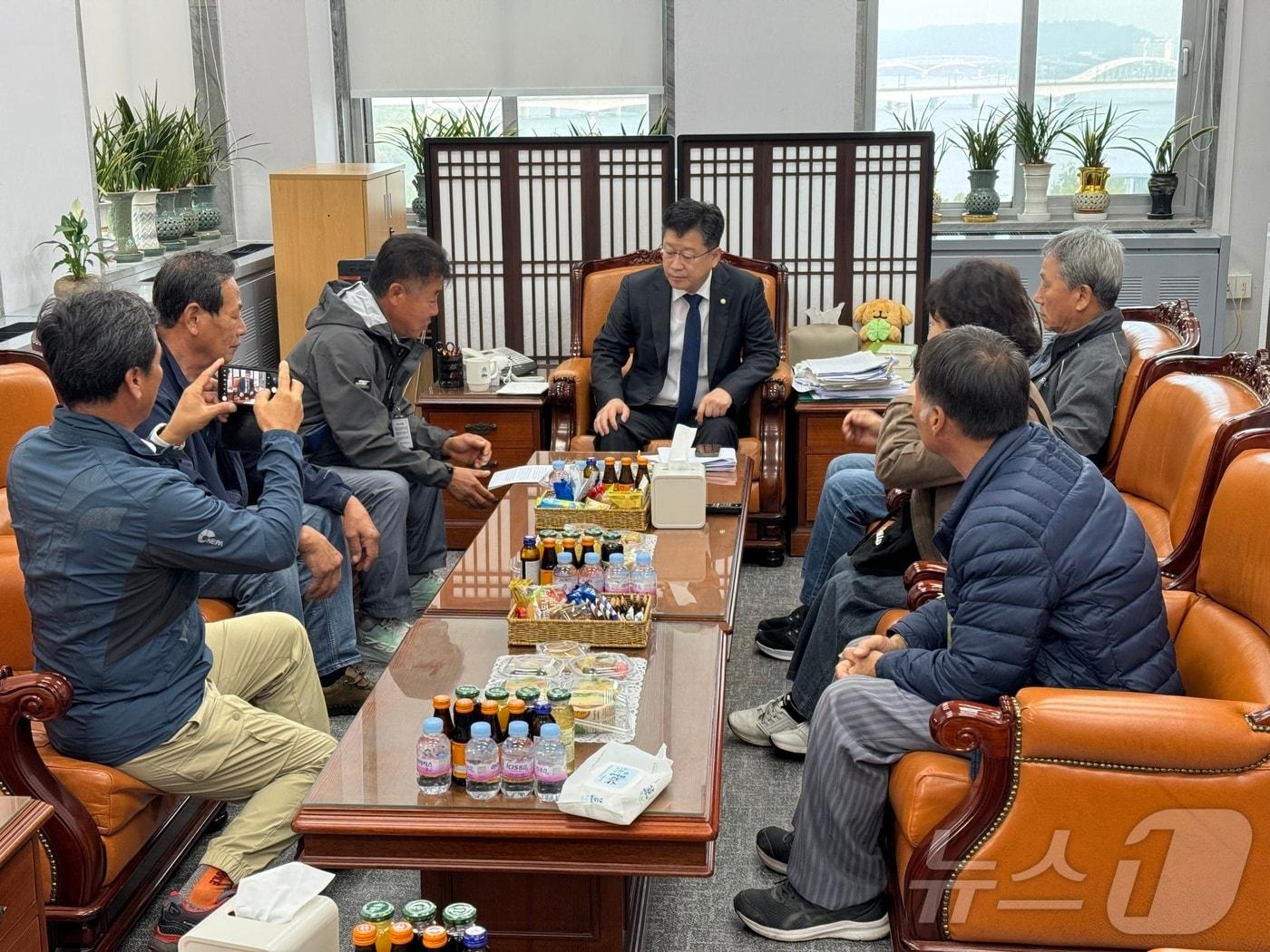 본문 이미지 - 지난 17일 2020년 용담댐 방류로 피해를 입은 농가들이 국회 환경노동위원장인 안호영 의원을 만나고 있다.(농가제공)2024.10.18/뉴스1