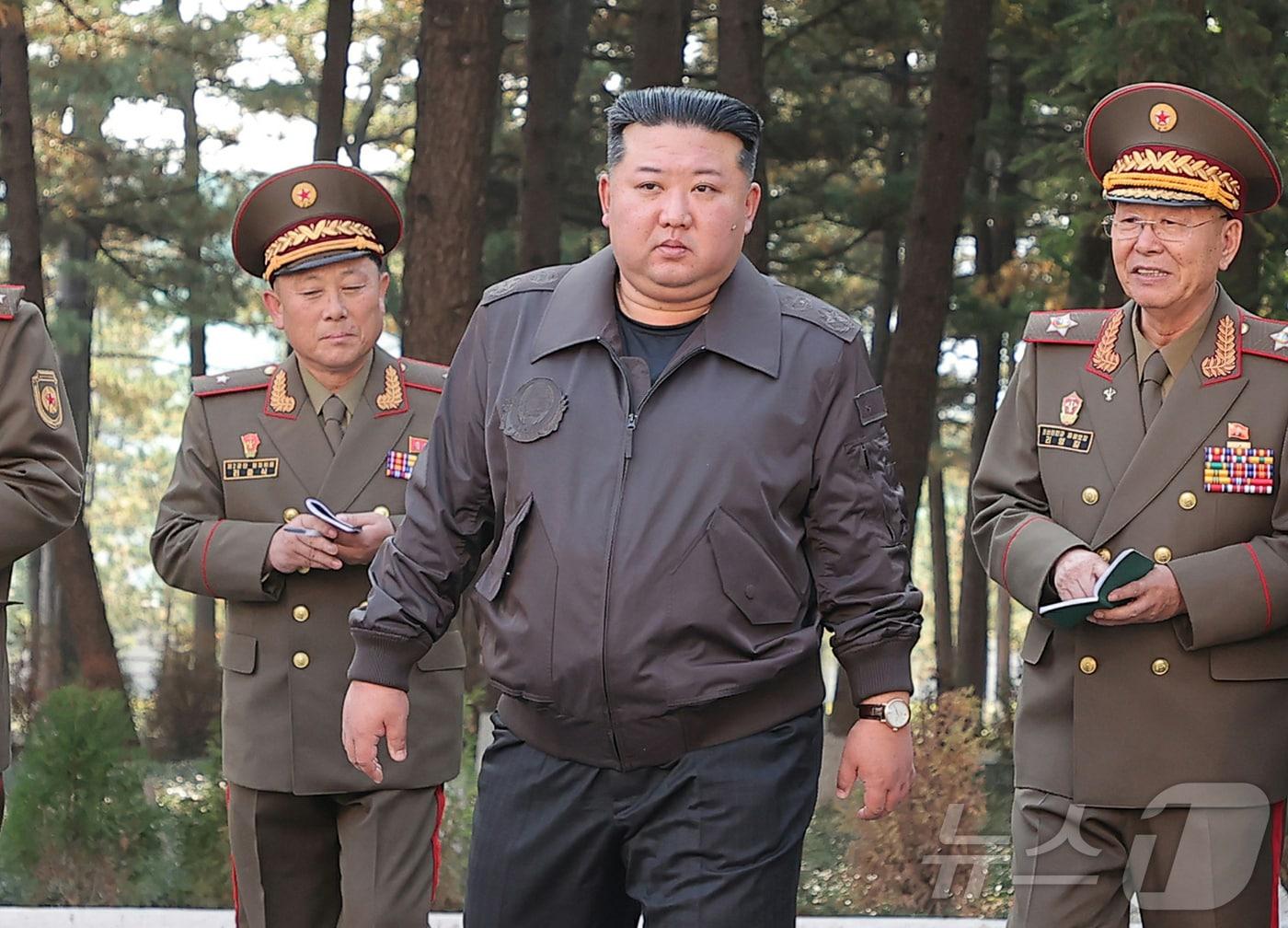 본문 이미지 - &#40;평양 노동신문=뉴스1&#41; = 김정은 북한 노동당 총비서가 지난 17일 2군단을 현지지도 하고 있는 모습. 휘장과 견장 등이 붙어 있는 형태의 야전복으로 보이며, &#39;이례적인 복장&#39;이라는 평가가 나온다. [국내에서만 사용가능. 재배포 금지. DB 금지. For Use Only in the Republic of Korea. Redistribution Prohibited] rodongphoto@news1.kr