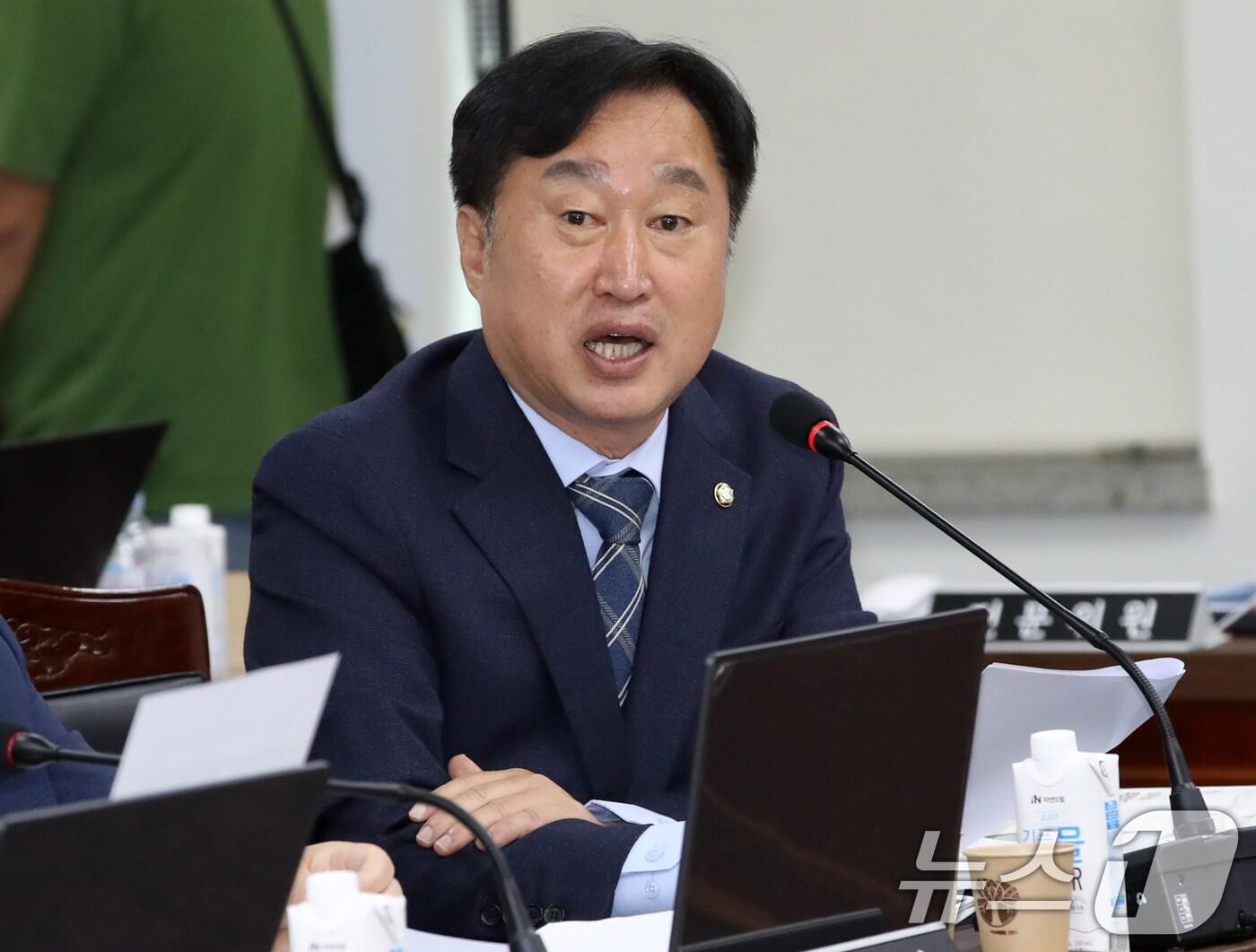 본문 이미지 - 김준혁 더불어민주당 의원이 18일 오전 부산 금정구 부산대학교에서 열린 국회 교육위원회의 경남·부산·울산교육청에 대한 국정감사에서 질의하고 있다. 2024.10.18/뉴스1 ⓒ News1 윤일지 기자