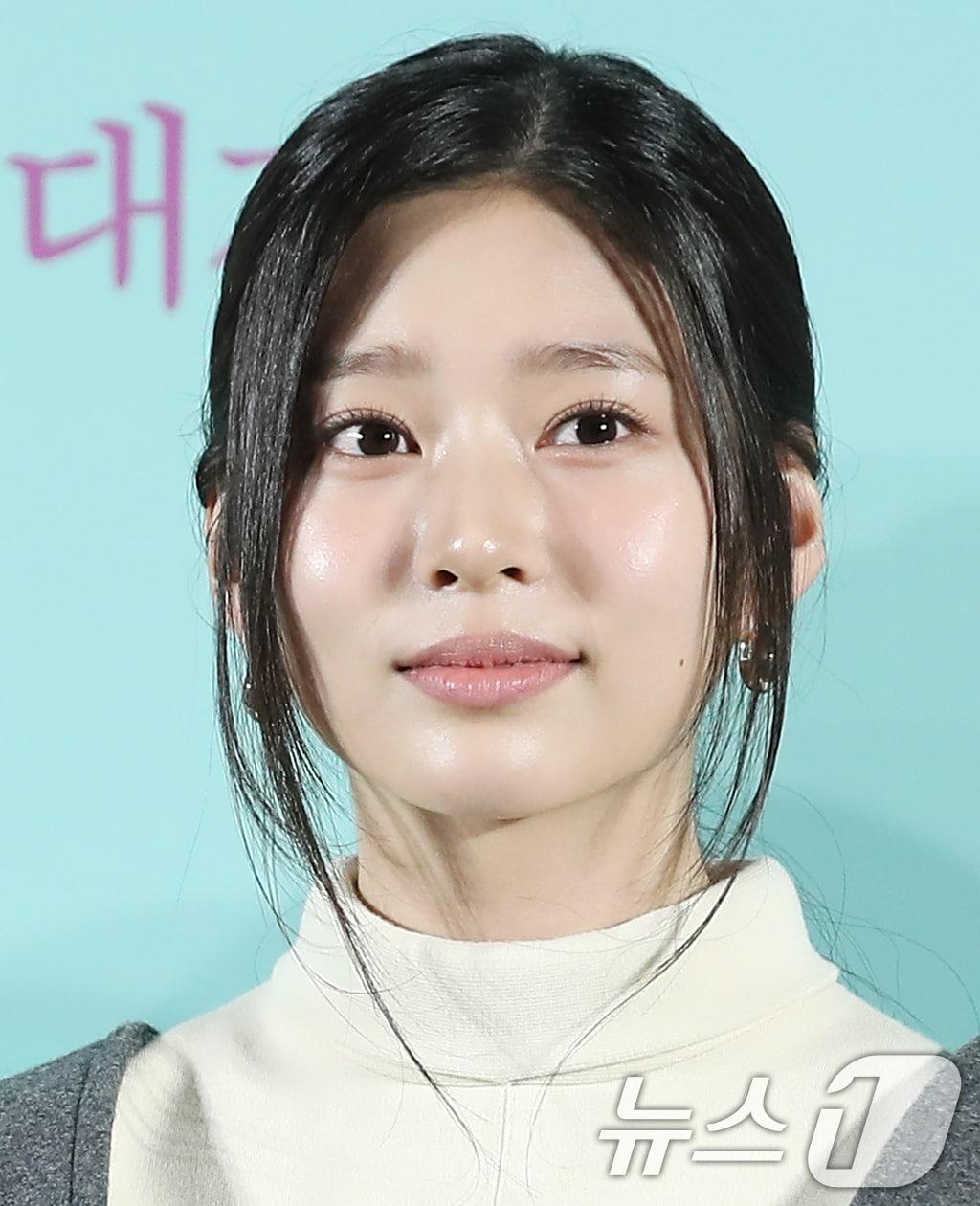 본문 이미지 - 배우 김민주가 18일 서울 성동구 메가박스 성수에서 열린 영화 '청설'(감독 조선호) 제작보고회에서 객석을 바라보고 있다. '청설'은 사랑을 향해 직진하는 ‘용준’(홍경 분)과 진심을 알아가는 ‘여름’(노윤서 분), 두 사람을 응원하는 동생 ‘가을’(김민주 분)의 청량하고 설레는 순간들을 담은 이야기다. 2024.10.18/뉴스1 ⓒ News1 권현진 기자