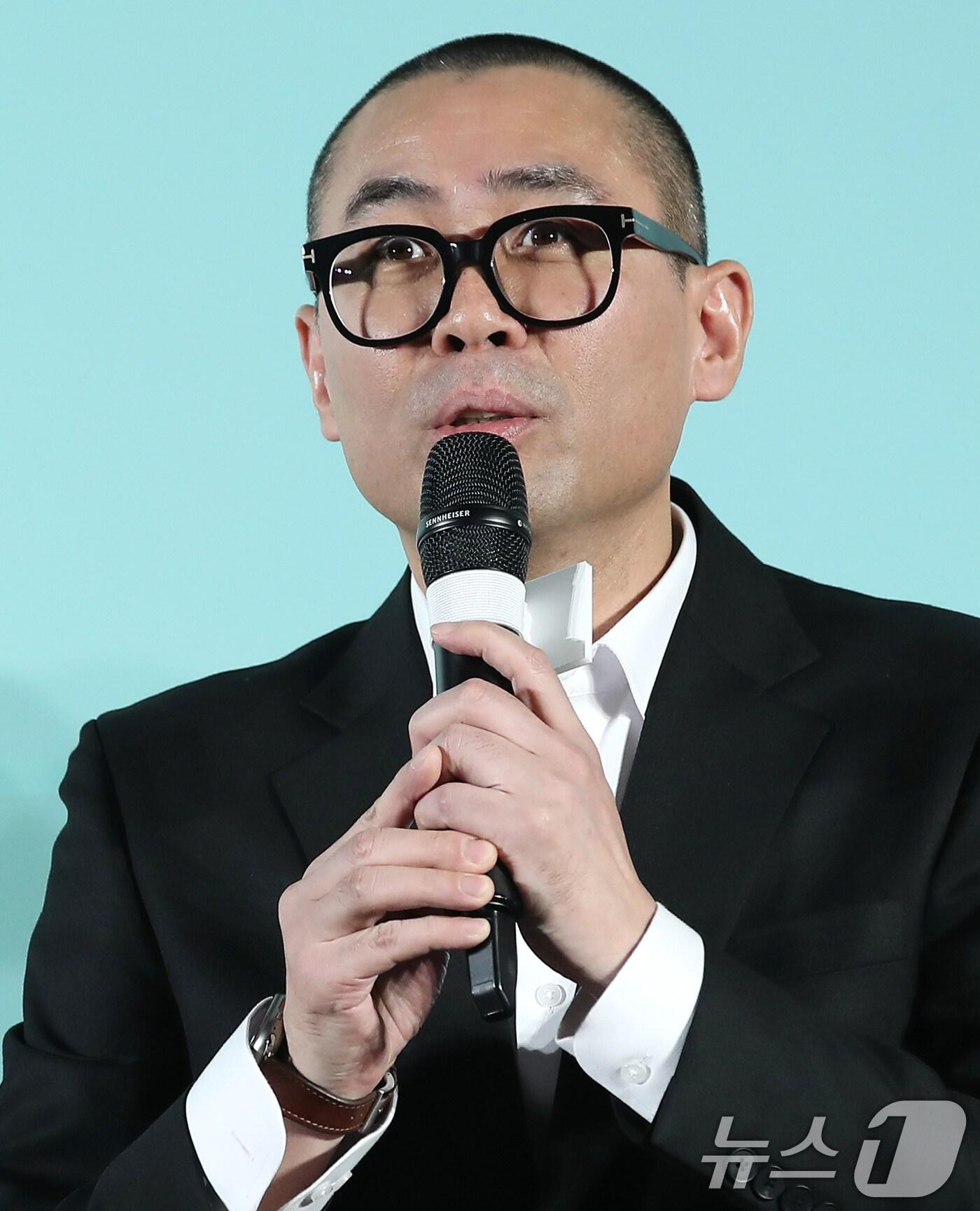 본문 이미지 - 조선호 감독이 18일 서울 성동구 메가박스 성수에서 열린 영화 '청설' 제작보고회에서 인사말을 하고 있다. '청설'은 사랑을 향해 직진하는 ‘용준’(홍경 분)과 진심을 알아가는 ‘여름’(노윤서 분), 두 사람을 응원하는 동생 ‘가을’(김민주 분)의 청량하고 설레는 순간들을 담은 이야기다. 2024.10.18/뉴스1 ⓒ News1 권현진 기자