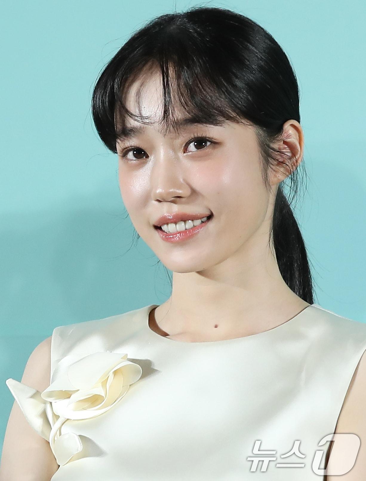 본문 이미지 - 배우 노윤서가 18일 서울 성동구 메가박스 성수에서 열린 영화 '청설'(감독 조선호) 제작보고회에서 미소를 짓고 있다. '청설'은 사랑을 향해 직진하는 ‘용준’(홍경 분)과 진심을 알아가는 ‘여름’(노윤서 분), 두 사람을 응원하는 동생 ‘가을’(김민주 분)의 청량하고 설레는 순간들을 담은 이야기다. 2024.10.18/뉴스1 ⓒ News1 권현진 기자