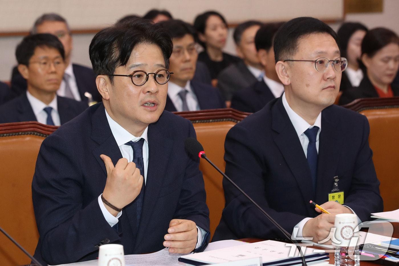 본문 이미지 - 이창수 서울중앙지방검찰청장이 18일 오전 서울 여의도 국회에서 열린 법제사법위원회의 서울중앙지방검찰청, 서울고등검찰청 등에 대한 국정감사에서 자료 제출과 관련한 정청래 위원장의 질의에 답하고 있다. 2024.10.18/뉴스1 ⓒ News1 이광호 기자