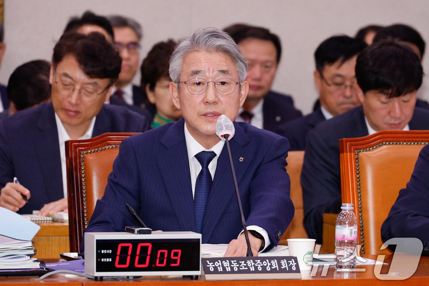 본문 이미지 - 강호동 농협중앙회장이 18일 오전 서울 여의도 국회 농림축산식품해양수산위원회에서 열린 농업협동조합중앙회·농협경제지주·농협금융지주 국정감사에서 의원 질의에 답하고 있다. 2024.10.18/뉴스1 ⓒ News1 안은나 기자