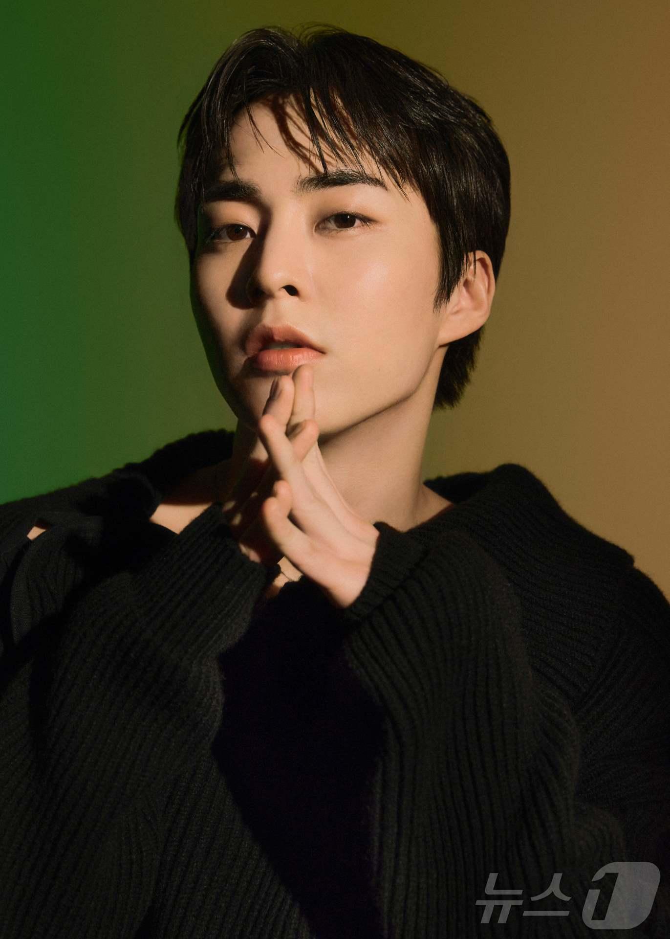 본문 이미지 - 18일 서울 잠실구장에서 열리는 플레이오프 4차전 LG-삼성전 시구자로 나서는 엑소 시우민. (LG 트윈스 제공)