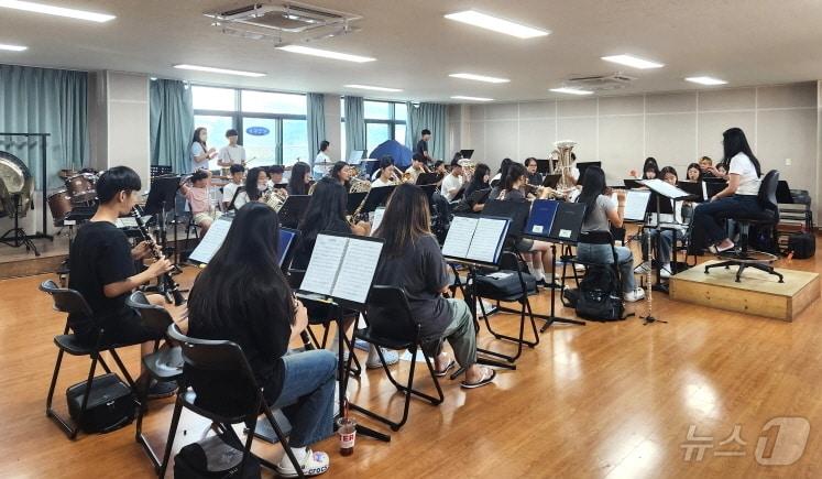 본문 이미지 - ‘2024년 전북학교 예술교육 대축제’가 22~24일 3일간 한국소리문화의전당 공연장 및 야외부스에서 펼쳐진다. 사진은 예술교육 대축제에 참가한 학생들 모습.(전북교육청 제공)/뉴스1
