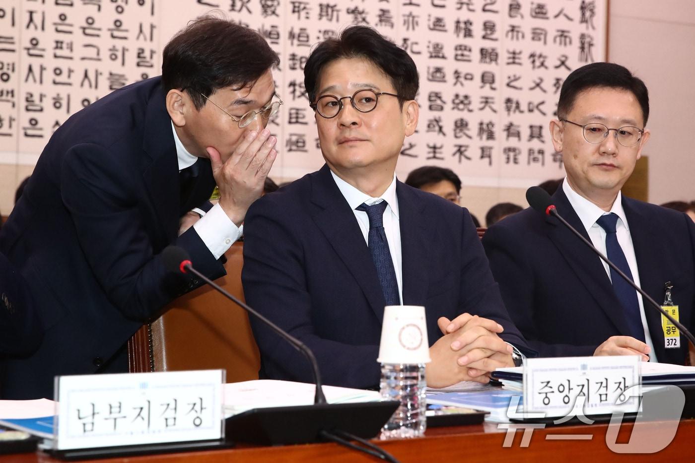 본문 이미지 - 이창수 서울중앙지방검찰청장이 18일 오전 서울 여의도 국회에서 열린 법제사법위원회의 서울중앙지방검찰청, 서울고등검찰청 등에 대한 국정감사에 출석해 조상원 중앙지검4차장 검사와 귀엣말을 하고 있다.2024.10.18/뉴스1 ⓒ News1 이광호 기자