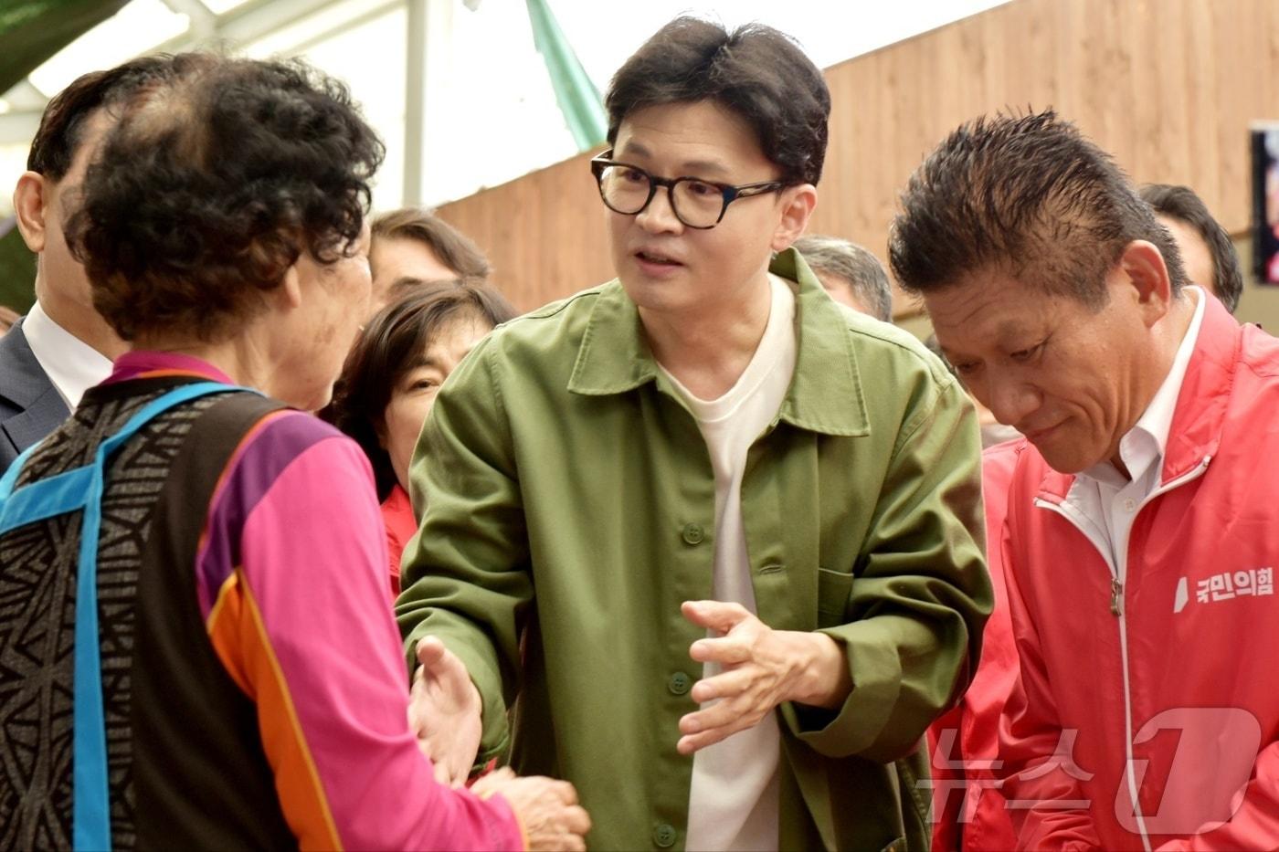 한동훈 국민의힘 대표가 18일 오전 전남 곡성군 기차마을 전통시장을 찾아 10·16 재보궐 선거 낙선 인사를 하고 있다.2024.10.18/뉴스1 ⓒ News1 김동수 기자