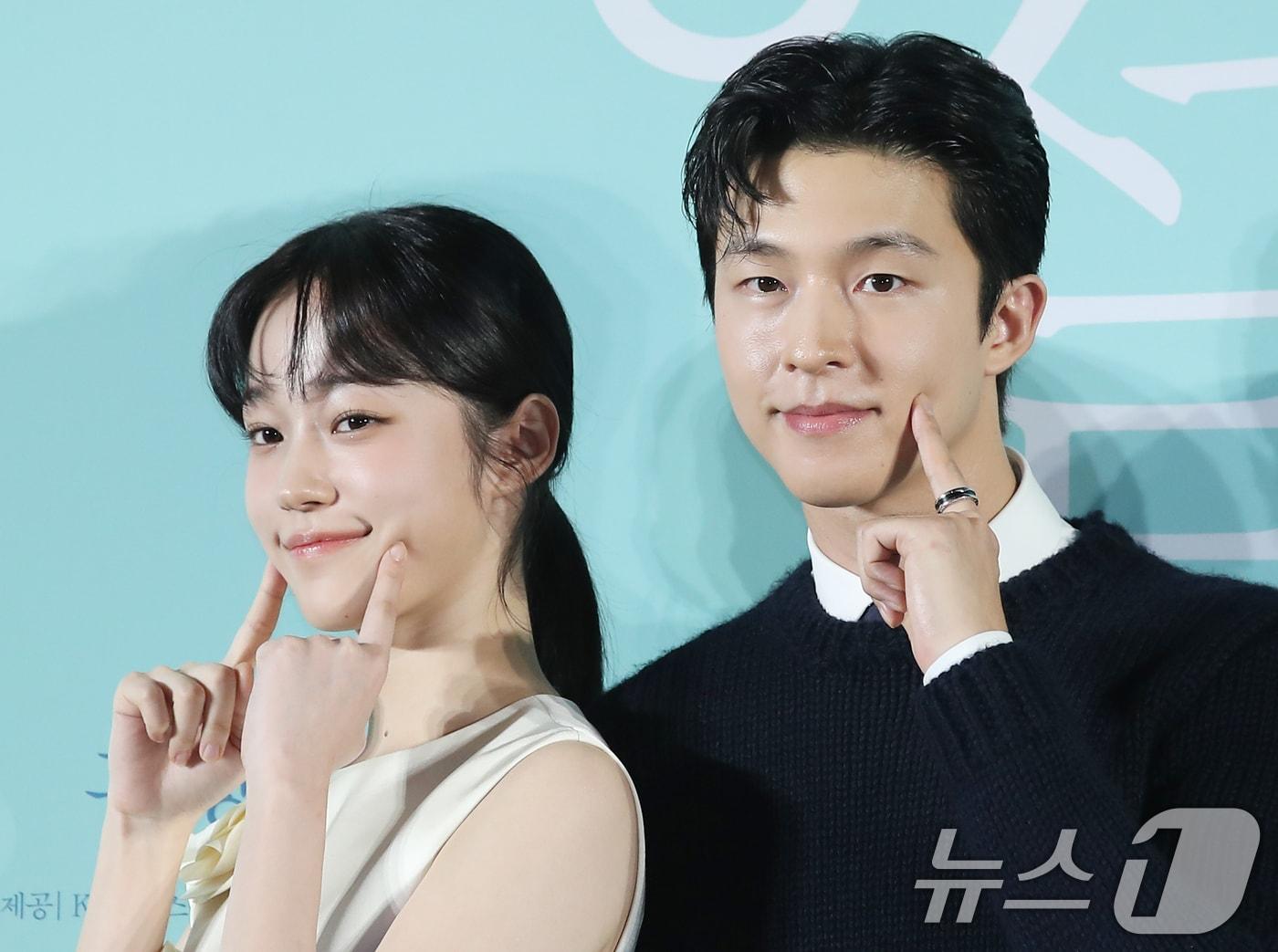 본문 이미지 - 배우 노윤서와 홍경(오른쪽)이 18일 서울 성동구 메가박스 성수에서 열린 영화 '청설'(감독 조선호) 제작보고회에서 포즈를 취하고 있다. '청설'은 사랑을 향해 직진하는 ‘용준’(홍경 분)과 진심을 알아가는 ‘여름’(노윤서 분), 두 사람을 응원하는 동생 ‘가을’(김민주 분)의 청량하고 설레는 순간들을 담은 이야기다. 2024.10.18/뉴스1 ⓒ News1 권현진 기자