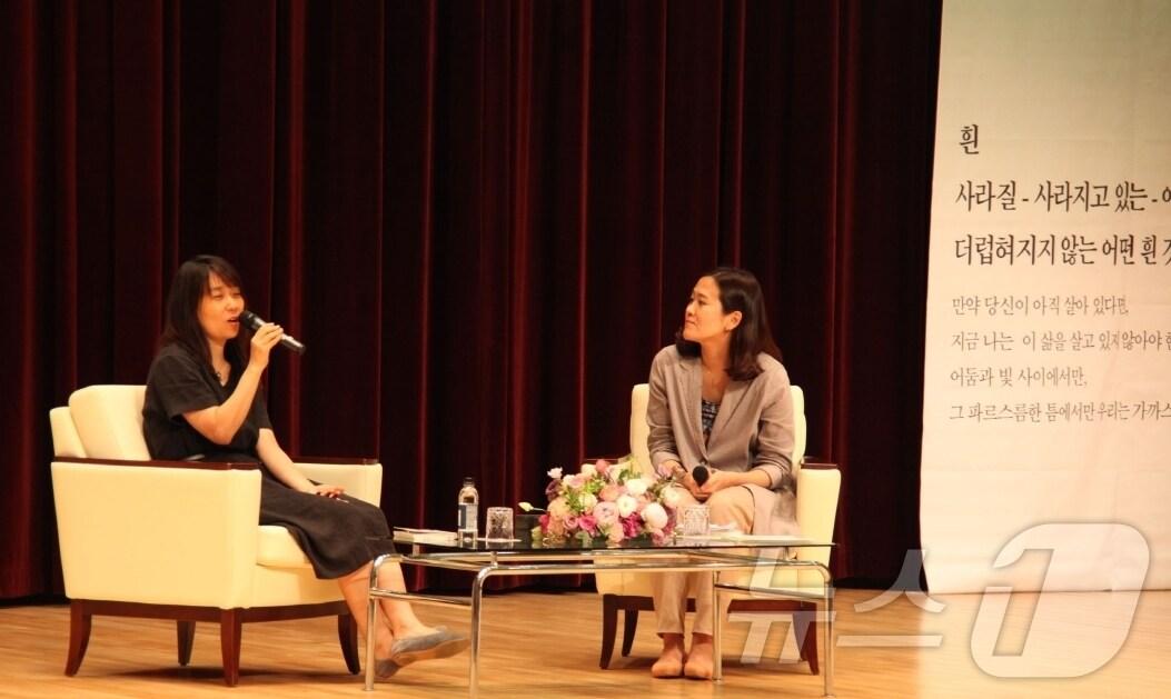 본문 이미지 - 한강 작가가 2017년 6월 전남대에서 강연을 하고 있다. 당시 한강 작가의 소설 ‘흰’이 전남대가 선정한 ‘올해의 한 책’으로 선정돼 이뤄졌다.(전남대 제공)2024.10.18./뉴스1