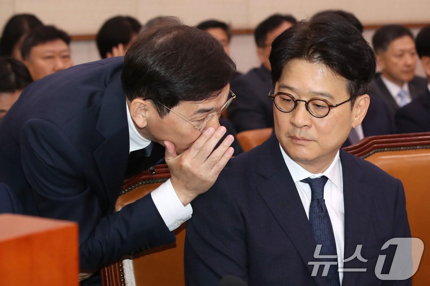 본문 이미지 - 이창수 서울중앙지방검찰청장이 18일 오전 서울 여의도 국회에서 열린 법제사법위원회의 서울중앙지방검찰청, 서울고등검찰청 등에 대한 국정감사에 출석해 조상원 중앙지검4차장 검사와 귀엣말을 하고 있다.2024.10.18/뉴스1 ⓒ News1 이광호 기자