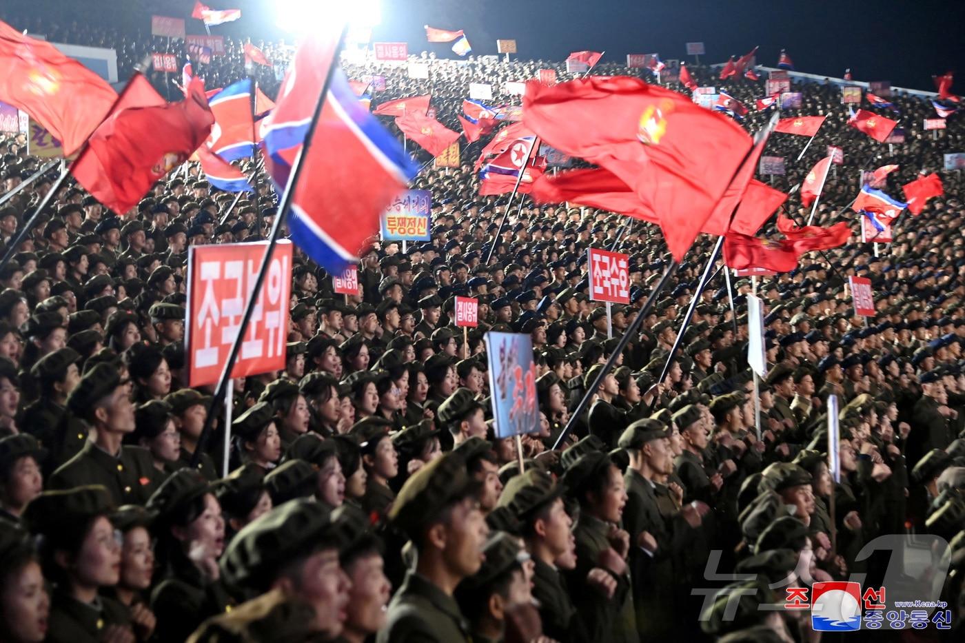 본문 이미지 - 북한 젊은이들 비공개 군 입대 행사 참여 <자료사진>ⓒ 로이터=뉴스1 ⓒ News1 박은정 기자