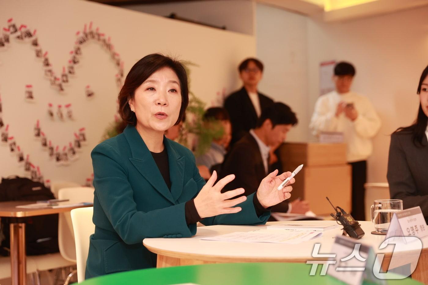 본문 이미지 - 오영주 중소벤처기업부 장관이 18일 강원 속초 소호259 호스텔을 방문, 간담회를 열어 로컬크리에이터 성장 방안을 논의하고 있다. (중소벤처기업부 제공) 2024.10.18/뉴스1