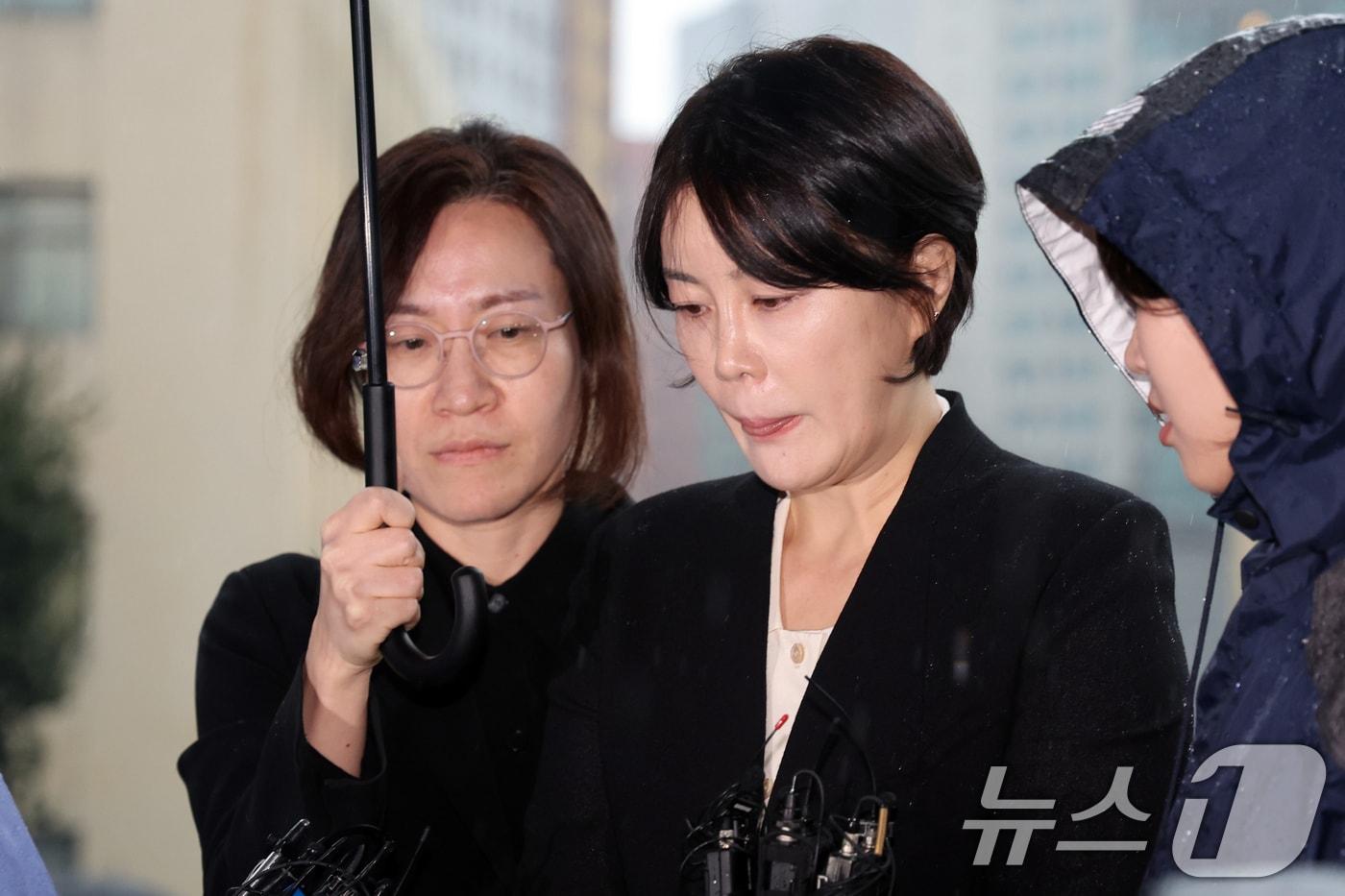 본문 이미지 - '음주운전 혐의'를 받는 문재인 전 대통령의 딸 문다혜 씨가 18일 오후 서울 용산구 용산경찰서에 피의자 신분으로 출석하며 취재진 질문을 받고 있다. 2024.10.18/뉴스1 ⓒ News1 황기선 기자