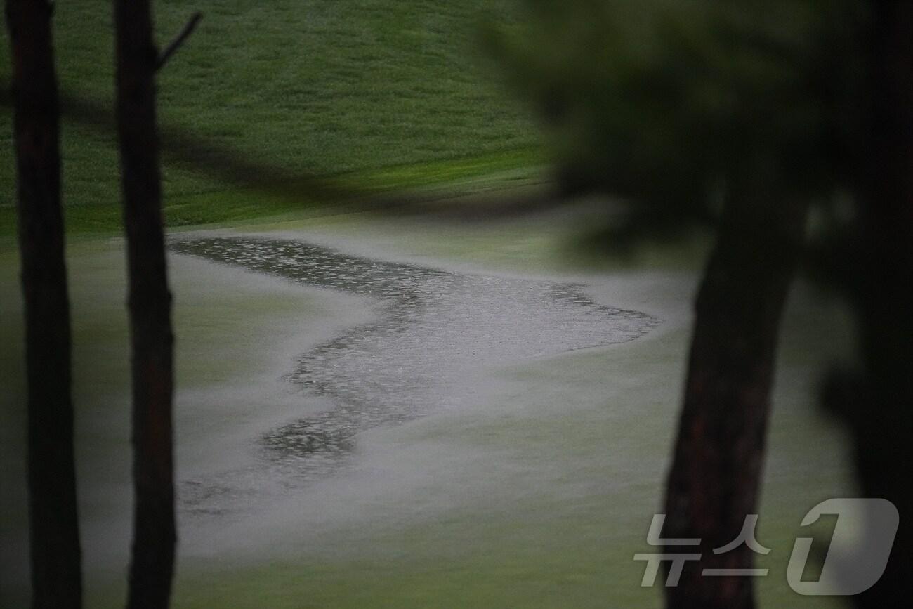 본문 이미지 - 18일 경기 파주시 서원밸리 서원힐스 코스에서 열린 LPGA투어 BMW 레이디스 챔피언십 2라운드가 우천 순연됐다. 사진은 5번홀 그린에 빗물이 고인 모습. (BMW 코리아 제공)