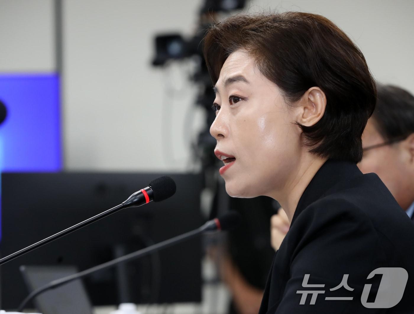 본문 이미지 - 서지영 국민의힘 의원이 18일 오후 부산 금정구 부산대학교에서 열린 국회 교육위원회의 부산대, 경상국립대, 부산대병원, 부산대치과병원, 경상국립대병원에 대한 국정감사에서 이재명 더불어민주당 대표 피습 당시 서울대병원 전원과 헬기 이송 특혜 논란과 관련해 질의하고 있다. 2024.10.18/뉴스1 ⓒ News1 윤일지 기자