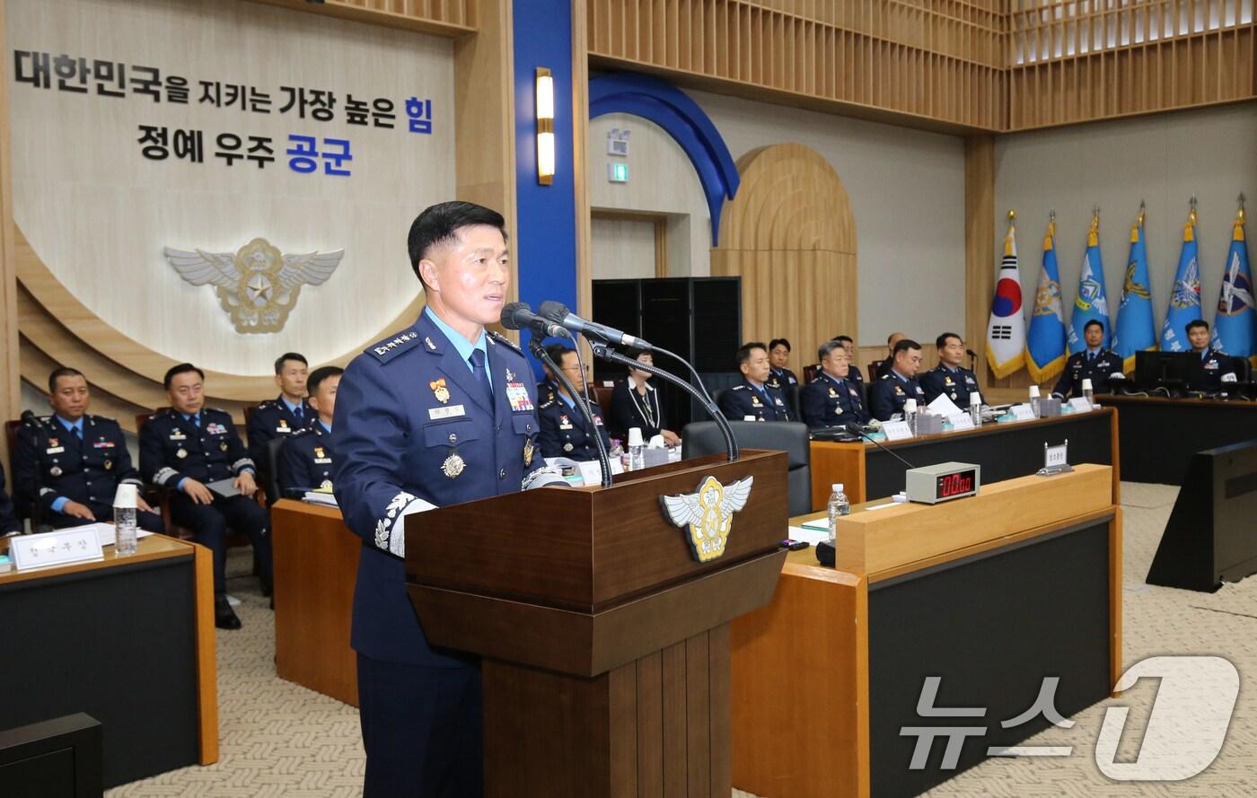 본문 이미지 - 이영수 공군 참모총장이 18일 충남 계룡대에서 열린 국회 국방위원회의 공군본부에 대한 국정감사에서 업무현황을 보고하고 있다. 2024.10.18/뉴스1 ⓒ News1 김기태 기자