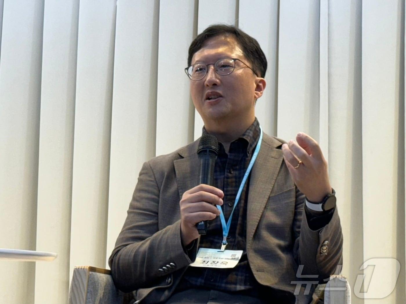 본문 이미지 - 최장욱 서울대 화학생물공학부 교수가 18일 부산에서 열린 한국화학공학회 가을 총회에 참석해 취재진의 질문에 답하고 있다. &#40;한국과학기자협회제공&#41; 2024.10.18 /뉴스1