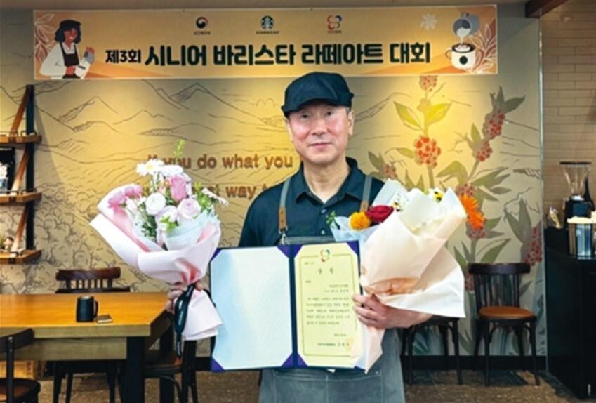 본문 이미지 - 라테아트 우수상의 주인공인 홍성희 바리스타(성북50플러스센터 제공)
