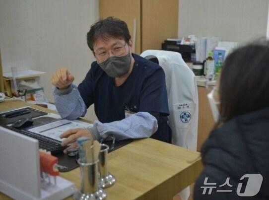 본문 이미지 - 은명 부산 온종합병원 노년 내과 클리닉 과장이 환자 진료를 보고 있다.(온종합병원 제공)