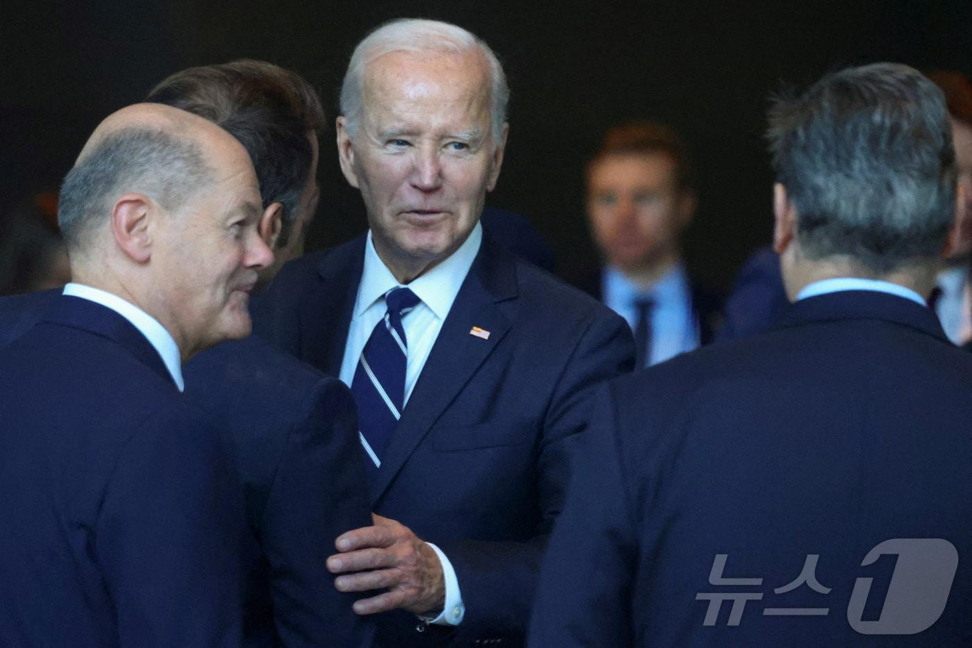 본문 이미지 - 18일(현지시간) 조 바이든 미국 대통령이 독일 베를린 총리실에서 열린 4개국 정상 회의에 앞서 올라프 숄츠 독일 총리, 키이어 스타머 영국 총리, 에마뉘엘 마크롱 프랑스 대통령과 대화를 나누고 있다. ⓒ 로이터=뉴스1 ⓒ News1 류정민 특파원