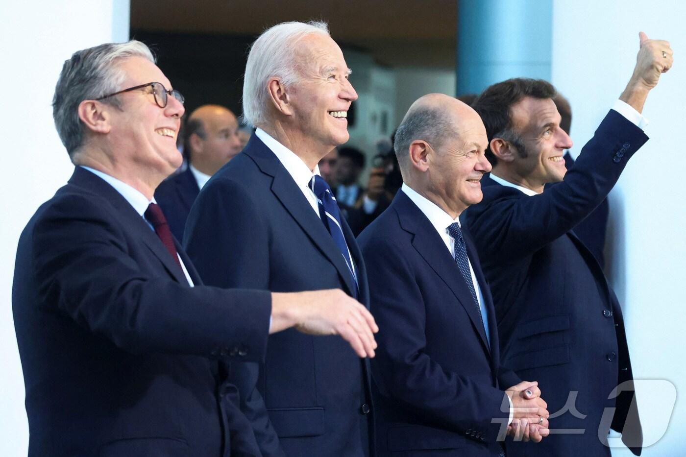 18일(현지시간) 케이어 스타머 영국 총리(사진 왼쪽부터), 조 바이든 미국 대통령, 올라프 숄츠 독일 총리, 에마뉘엘 마크롱 프랑스 대통령이 독일 베를린의 총리실에서 사진을 찍기 위해 포즈를 취하고 있다. ⓒ 로이터=뉴스1 ⓒ News1 류정민 특파원