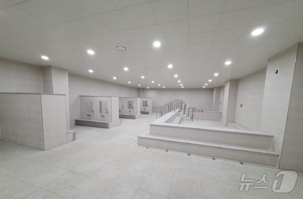 본문 이미지 - 충북 영동 고령자복지주택  공동목욕탕 내부 모습 /뉴스1