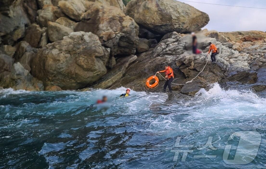 본문 이미지 - 여수해경 소속 해양경찰관이 19일 오전 여수 거문도 바다에 빠진 낚시객을 구조하고 있다.(여수해경 제공) 2024.10.19
