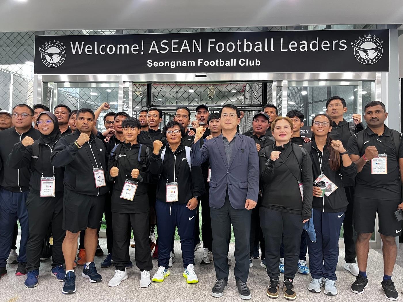 본문 이미지 - 성남FC 클럽하우스를 견학한 ASEAN 축구 지도자들(성남 제공) 