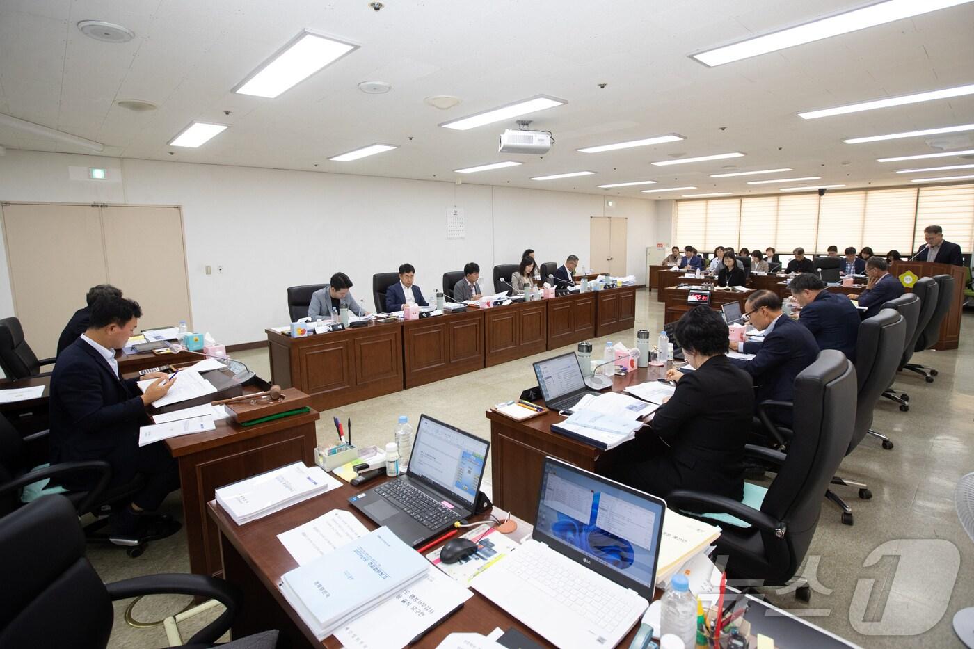 본문 이미지 - 군산시의회 경제건설위원회 업무보고 청취.(군산시의회 제공) 2024.10.19/뉴스1