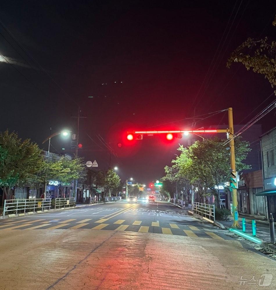 본문 이미지 - 김제시 동초교 앞 삼거리에 설치된 차량 신호등 보조장치.&#40;김제시 제공&#41; 2024.10.19/뉴스1