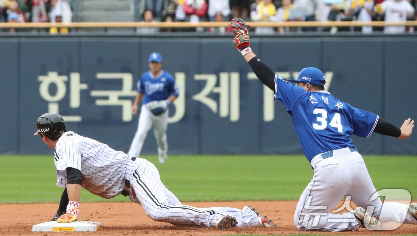 19일 오후 서울 송파구 잠실야구장에서 열린 프로야구 '2024 신한 SOL 뱅크 KBO 포스트시즌' 플레이오프 4차전 삼성 라이온즈와 LG 트윈스의 경기, 1회말 LG 공격 무사 1루상황에서 1루주자 홍창기가 도루를 시도하고 있다. 원심은 세이프였으나 비디오 판독 후 아웃. 2024.10.19/뉴스1 ⓒ News1 임세영 기자