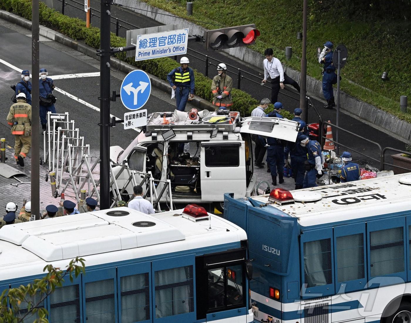 본문 이미지 - 일본에서 19일(현지시간) 40대 남성이 도쿄 자민당 본부에 화염병을 던지고 총리 관저에 차를 몰고 돌진하는 사건이 발생했다. 남성은 현장에서 체포됐다. ⓒ 로이터=뉴스1 ⓒ News1 이창규 기자